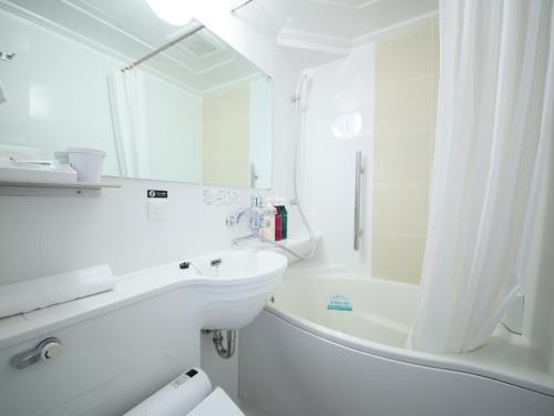 仙台APA Hotel TKP Sendai Eki Kita的白色的浴室设有水槽和浴缸。