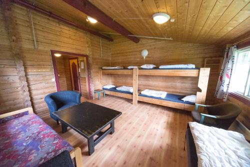 杜姆奥斯Dombås Hostel的客房设有两张双层床和一张桌子。
