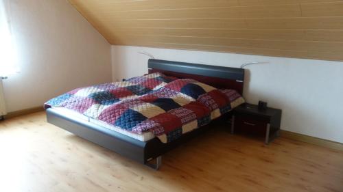 OberhausenFerienwohnung Tine的一间卧室配有床,床上装有被子