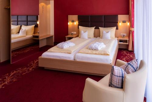 吕肖卡特贝格舒适酒店的酒店客房,设有两张床和镜子