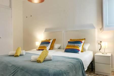 卡拉费尔Casita de pescador III的一间卧室配有两张带色彩缤纷枕头的床