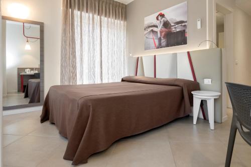 维罗纳维罗纳住宿加早餐旅馆的一间卧室配有一张带棕色毯子的床
