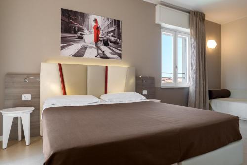 维罗纳维罗纳住宿加早餐旅馆的一间卧室设有一张大床和一个窗户。