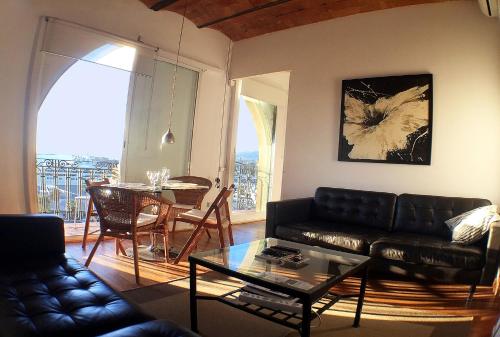 巴塞罗那Barceloneta Port Ramblas的客厅配有黑色真皮沙发和桌子