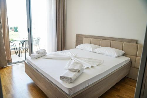 乌尔齐尼La Dolce Vita Residence的一间卧室配有带毛巾的床