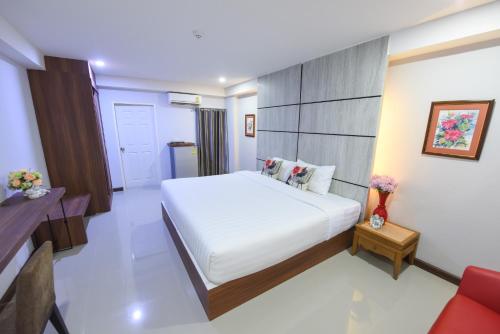乌汶Wish Hotel Ubon的卧室配有一张白色大床