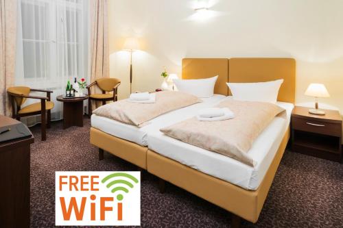 柏林选帝侯大街昂普罗姆酒店的酒店客房,设有床铺和免费WiFi标志