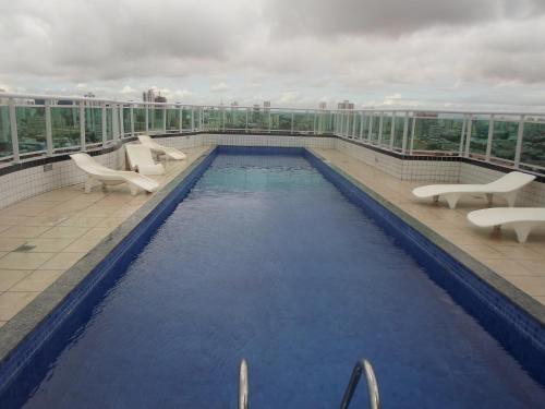 福塔莱萨Studio Iracema Temporada Aconchegante的建筑物屋顶上的游泳池