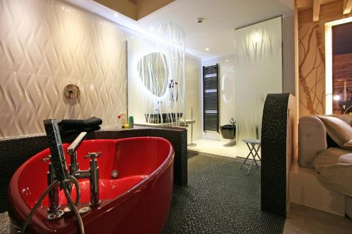 加尔达湖滨普里玛维拉环保酒店的一间客房内的红色浴缸浴室