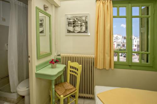 提诺斯Aegli 1876的一间带水槽和卫生间的浴室以及窗户。
