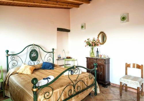 Santa Lucia del MelaVasari的卧室配有1张床、1张桌子和1把椅子