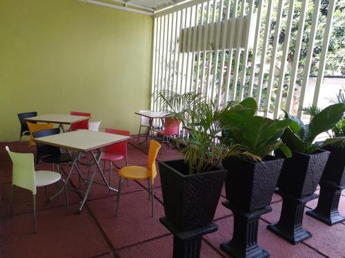 Cibuburde' GREEN Cibubur的配有桌椅和植物的房间