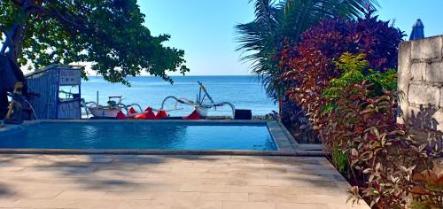 巴厘岛瑜珈旅馆内部或周边的泳池