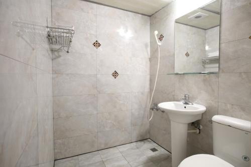 台东东新大饭店的一间带卫生间和水槽的浴室