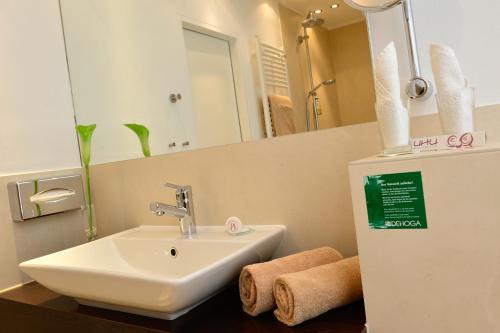 科隆胡加尔尼高级酒店的一间带水槽和冰箱的浴室