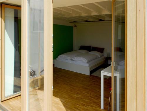 康斯坦茨Ferienwohnung Hübschle的一间带床的卧室,位于带窗户的房间内