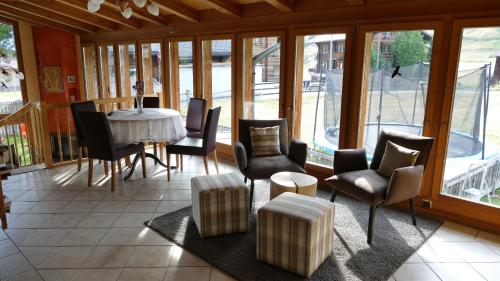 上盖斯特尔恩格里姆瑟尔酒店的一间带桌椅和窗户的用餐室