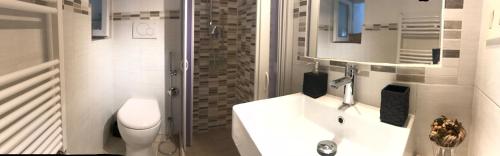 苏特里La Casetta ai Lavatoi di Sutri的白色的浴室设有水槽和卫生间。