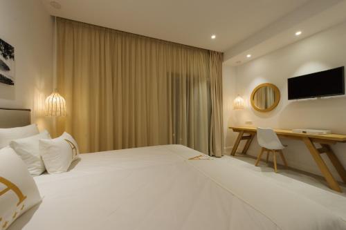 帕尔加Alfa Hotel的酒店客房设有一张白色大床和一张书桌