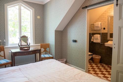KlintehamnWarfsholm的一间卧室设有一张床和一间浴室。