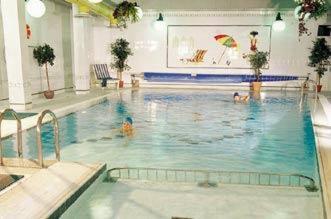 斯莱戈Sligo Southern Hotel & Leisure Centre的一座大型游泳池,里面的人都沉浸在水中