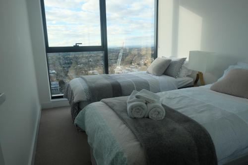 博士山白宫塔自助式度假公寓的酒店客房,配有两张带毛巾的床