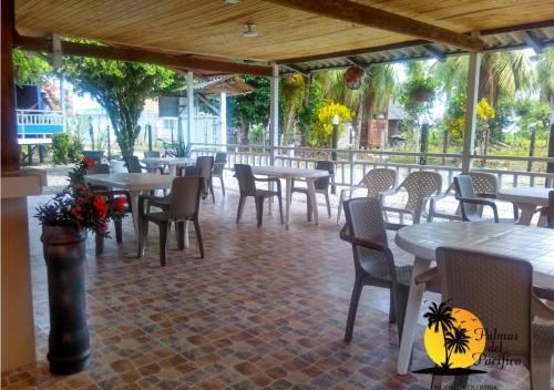 Hotel Palmas del Pacifico餐厅或其他用餐的地方