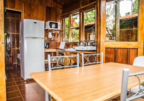 福尔图纳乔斯派克别墅的厨房配有白色冰箱和木桌