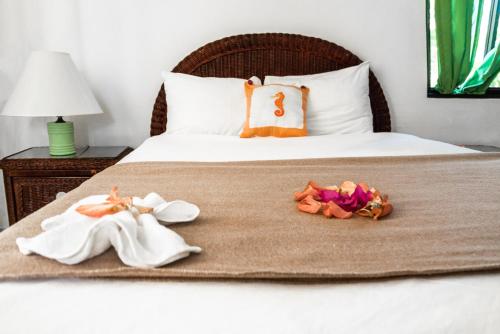 蓬塔卡纳Riviera Punta Cana Eco Travelers的一张带毛巾和娃娃的床