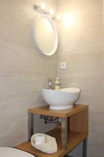 奥埃拉斯Encosta´s Garden的浴室设有白色水槽和镜子