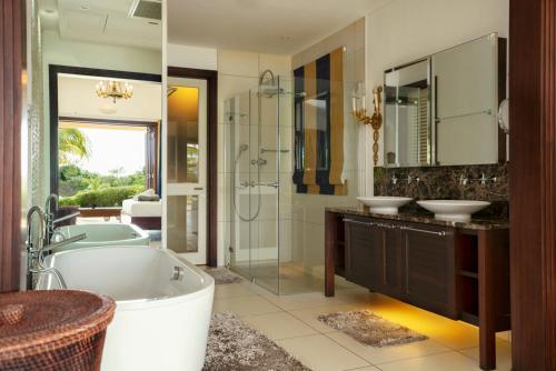 Eden Island Luxury Villa 235 by White Dolphin LLC的一间浴室