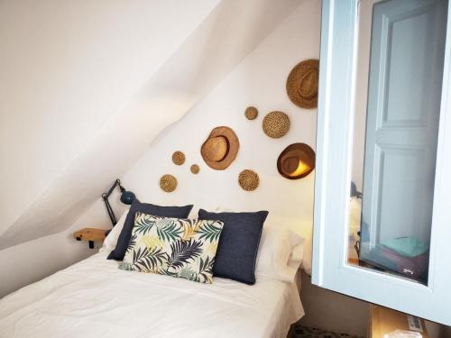 贝赫尔-德拉弗龙特拉La Zalamera的卧室配有白色的床、窗户和墙上的篮子