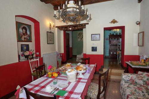 维博瓦伦蒂亚Bed and Breakfast di Francia的用餐室配有餐桌和食物