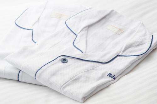 熊本里士满熊本新市街酒店的床上的白色衬衫