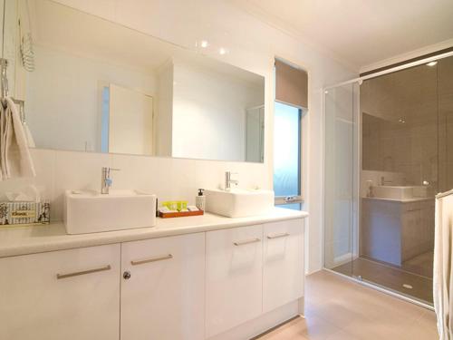 诺曼维尔Seagrass Villas Normanville的白色的浴室设有2个盥洗盆和淋浴。