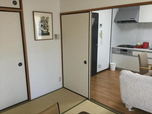 大阪指南针画廊公寓的带推拉门和厨房的房间