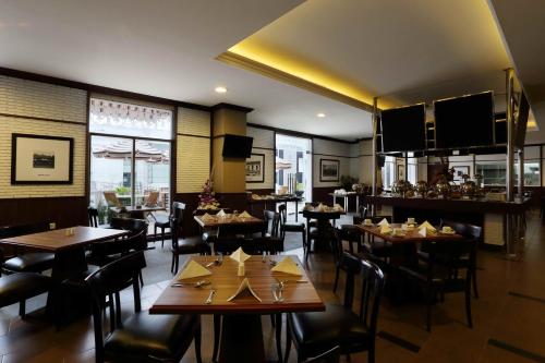梭罗阿玛里罗索罗酒店的一间在房间内配有桌椅的餐厅