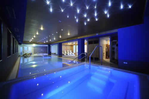 维哥迪法萨Family Hotel Andes - Only for Family的一座蓝色灯光建筑中的一座大型游泳池