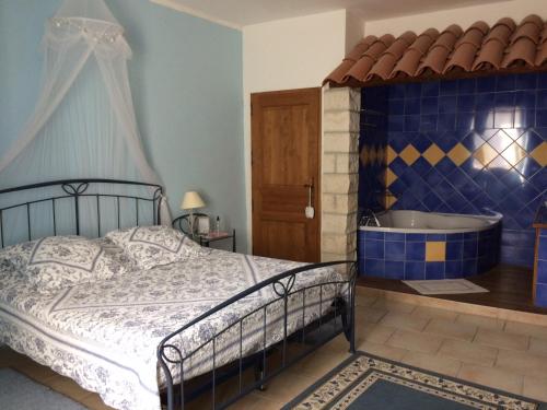 Berrias Et Casteljau拉麦斯安格旅馆的一间卧室配有一张床和浴缸