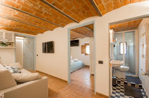 佛罗伦萨佛罗伦萨豪华公寓的带沙发的客厅和浴室。