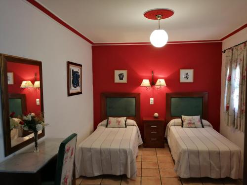 科尔多瓦马斯特旅馆的红色墙壁客房的两张床