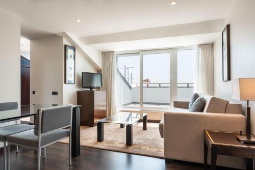 拉科鲁尼亚欧洲之星拉科鲁尼亚城市酒店的客厅配有沙发和桌子