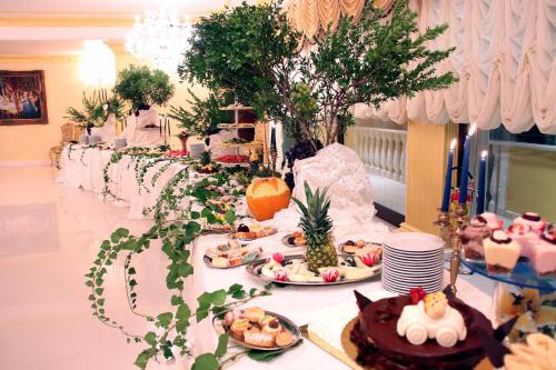 切萨雷奥港Hotel Riva Del Sole的上面填满了食物的长桌