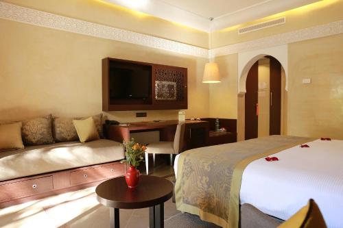 马拉喀什麦地那肯兹俱乐部全包酒店的酒店客房,配有床和沙发
