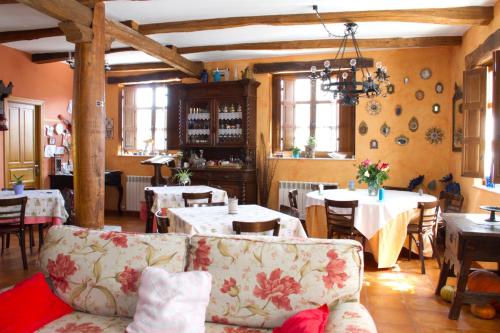 Murias de Rechivaldo韦莱塔乡村酒店的客厅配有桌椅和沙发