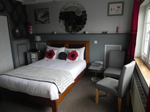 斯莱戈Pearse Lodge的一间卧室,床上有红色的鲜花