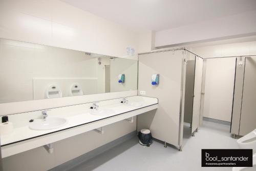 桑坦德Enjoy Santander的一间带两个盥洗盆和淋浴的浴室