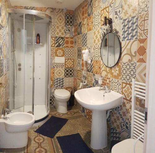 塔兰托B&B Maricentro的一间带水槽、卫生间和淋浴的浴室