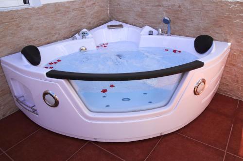 安提瓜MONTAÑA VALLES DE ORTEGA -D的浴室里形状像船的浴缸