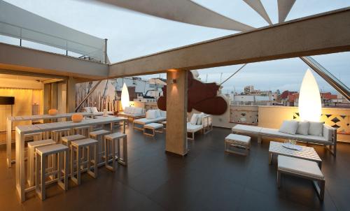 巴塞罗那康斯坦茨酒店的大楼内带桌椅的阳台